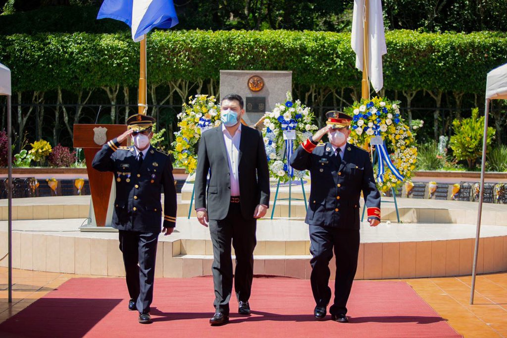 Autoridades de Seguridad participaron en un homenaje póstumo a policías caídos en el cumplimiento de su deber autoridades-de-seguridad-participaron-en-un-homenaje-postumo-a-policias-caidos-en-el-cumplimiento-de-su-deber